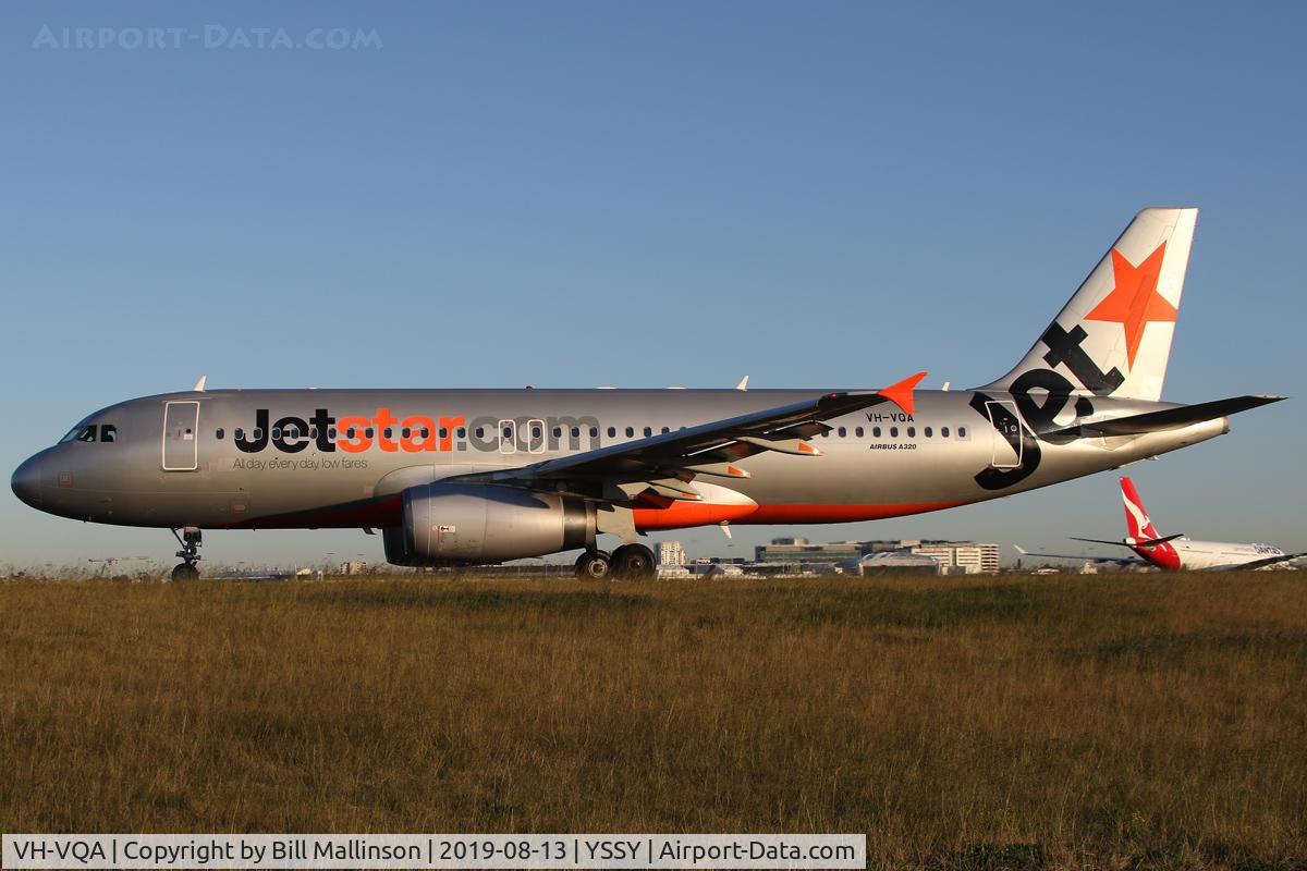 VH-VQA, 2009 Airbus A320-232 C/N 3783, taxi to 16L