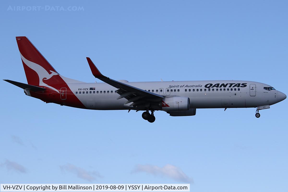 VH-VZV, 2011 Boeing 737-838 C/N 34189, finals to 2-5