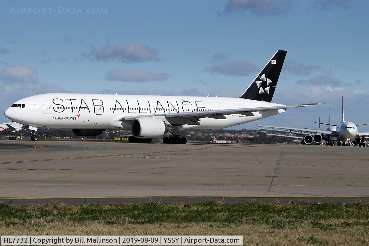 HL7732, 2004 Boeing 777-28E/ER C/N 29174, waiting for 2-5