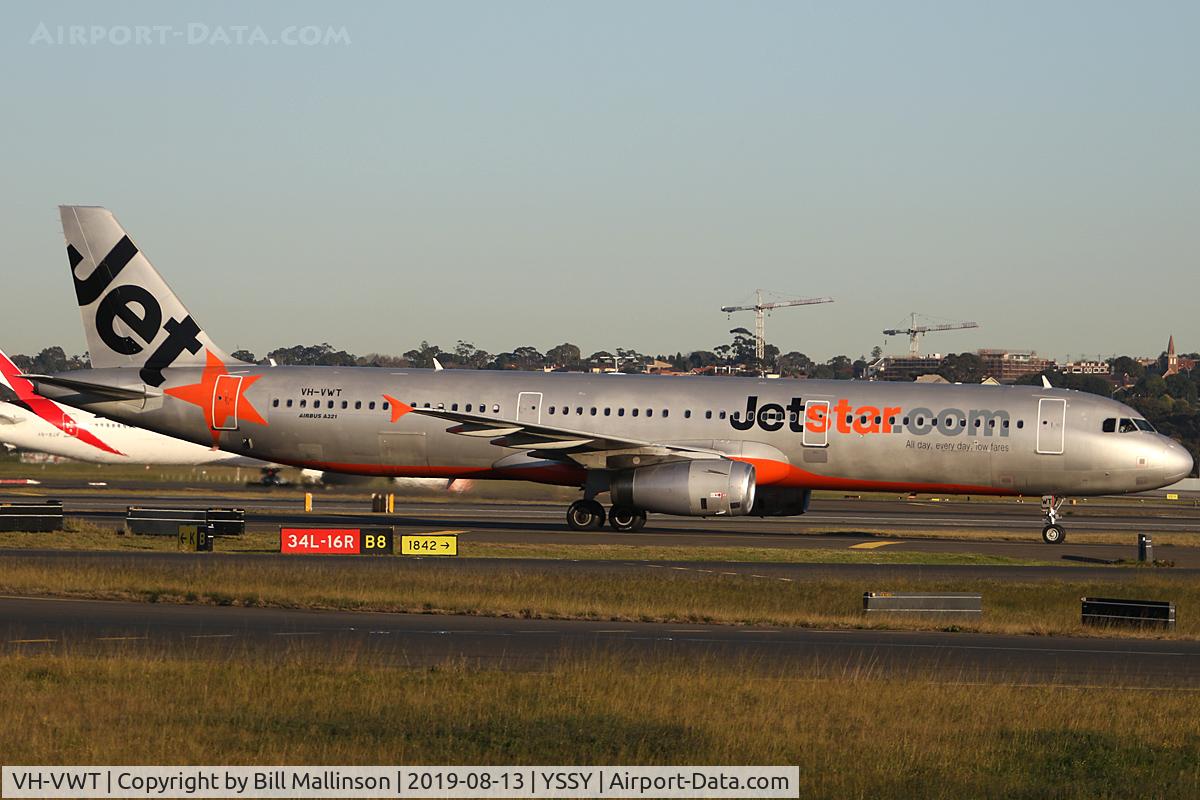 VH-VWT, Airbus A321-231 C/N 3717, taxiing