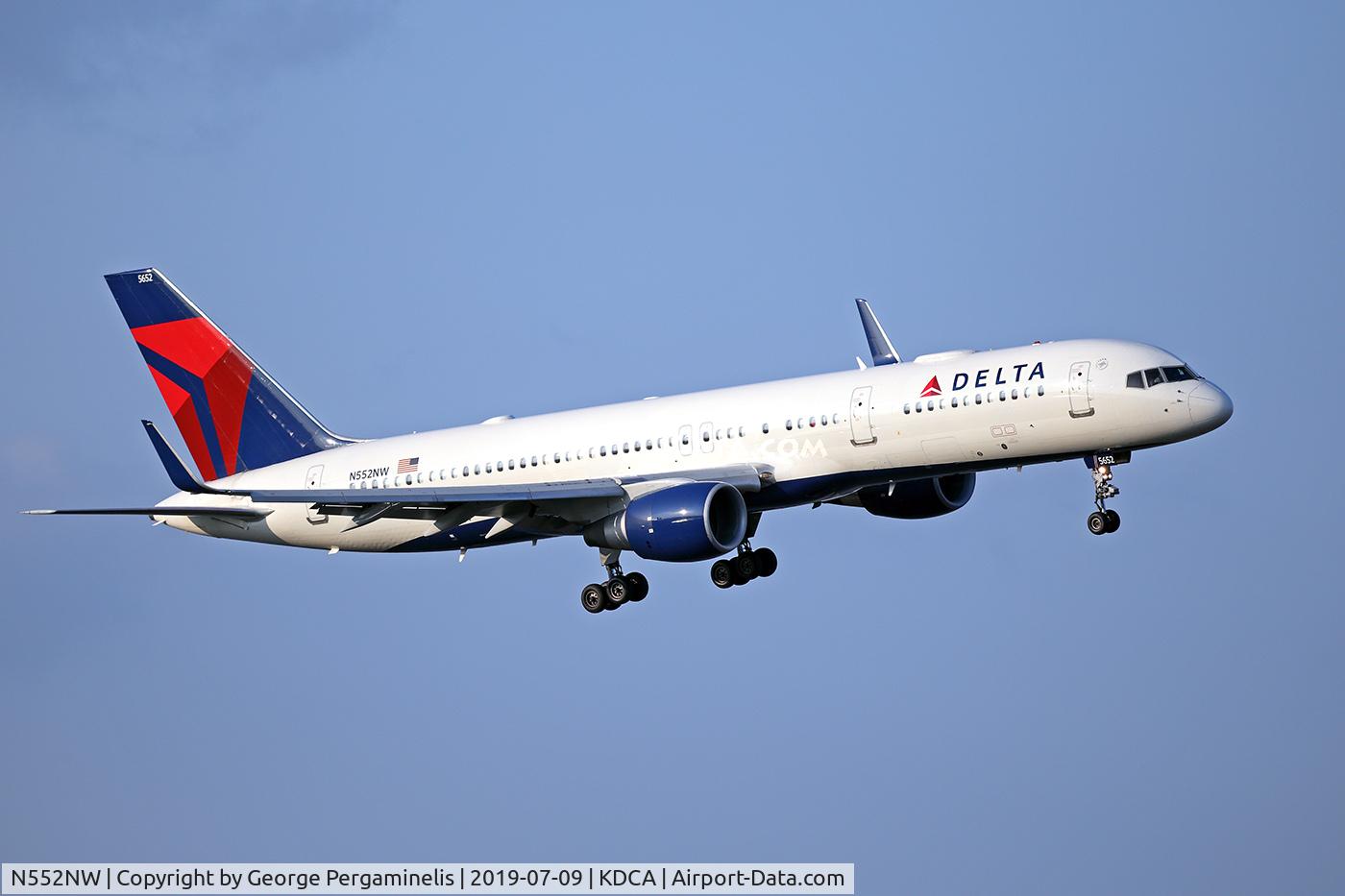 N552NW, 2001 Boeing 757-251 C/N 26499, Turning final for runway 19
