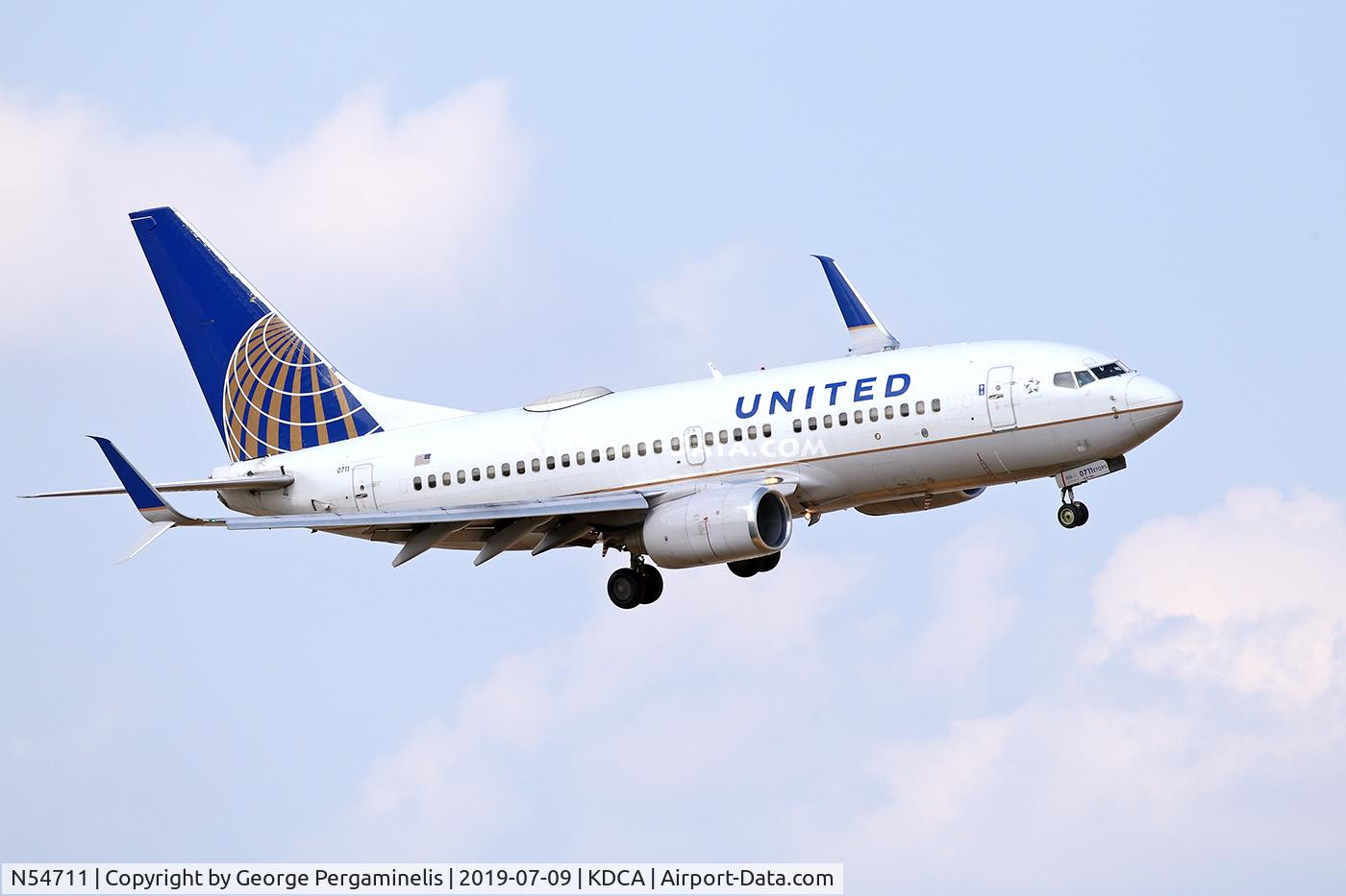 N54711, 1998 Boeing 737-724 C/N 28782, Turning final for runway 19