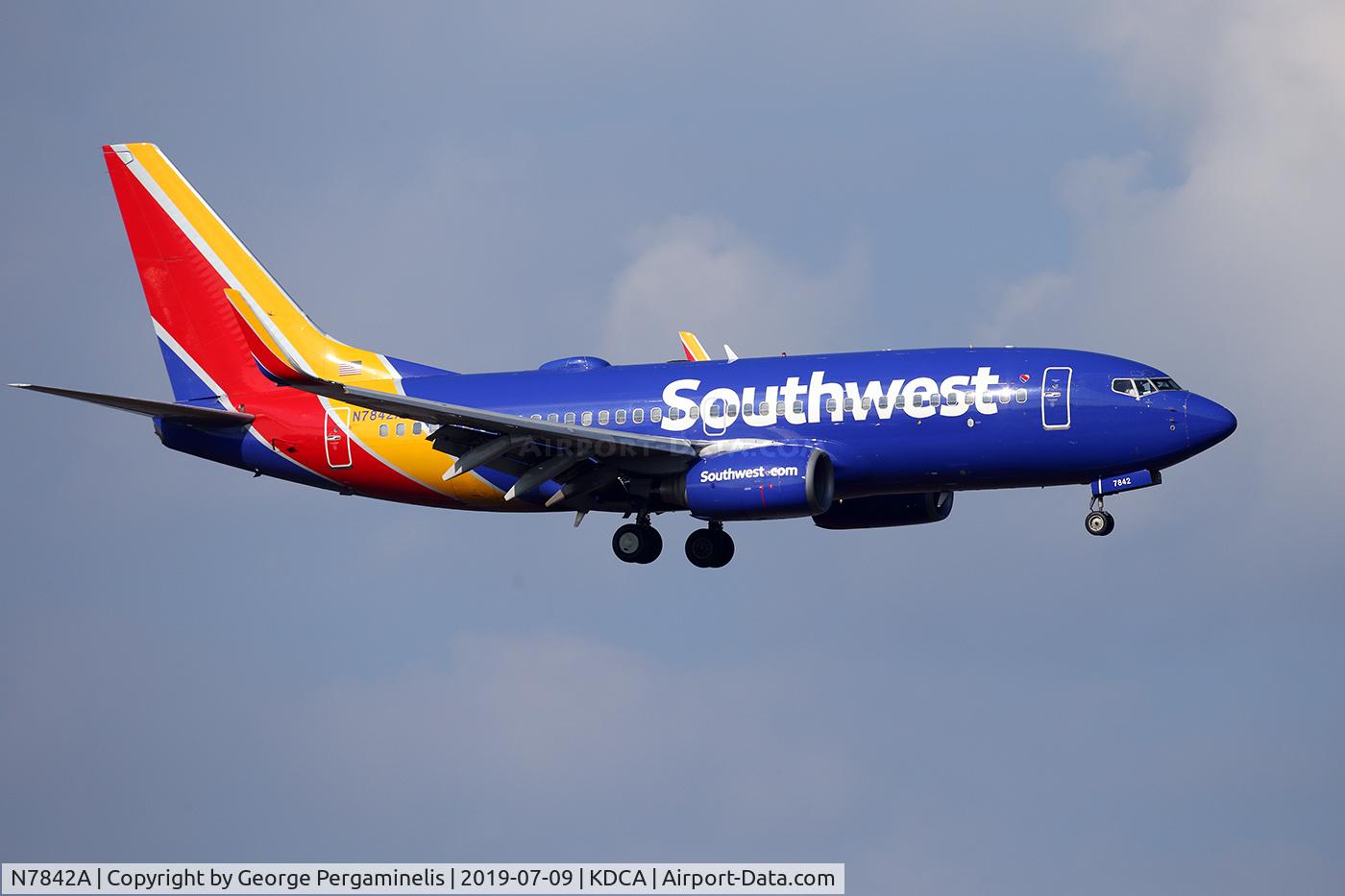 N7842A, 2000 Boeing 737-73V C/N 30237, Turning final for runway 19