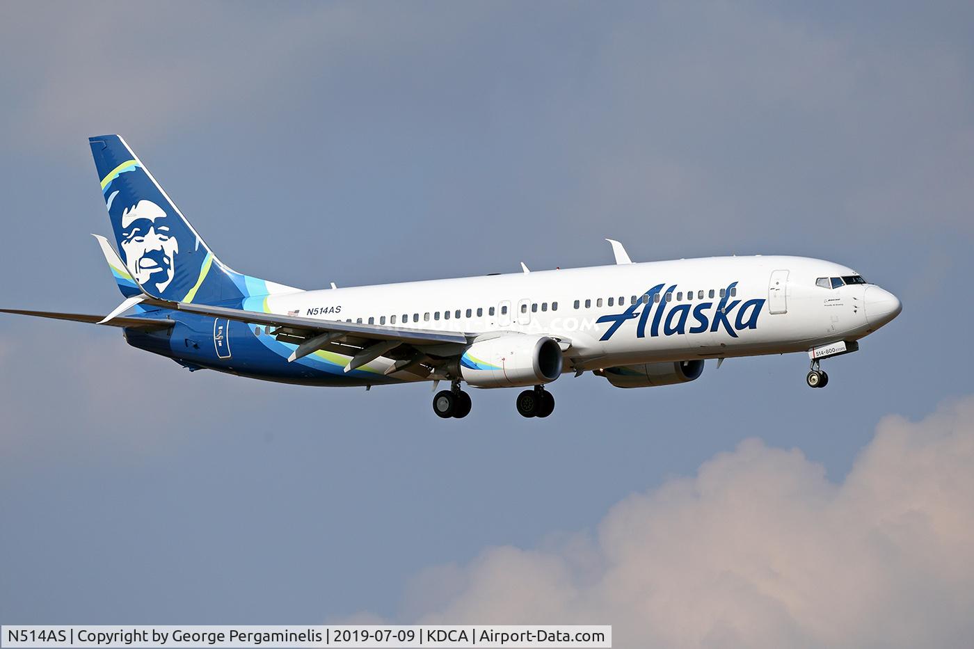 N514AS, 2008 Boeing 737-890 C/N 35193, Turning final for runway 19