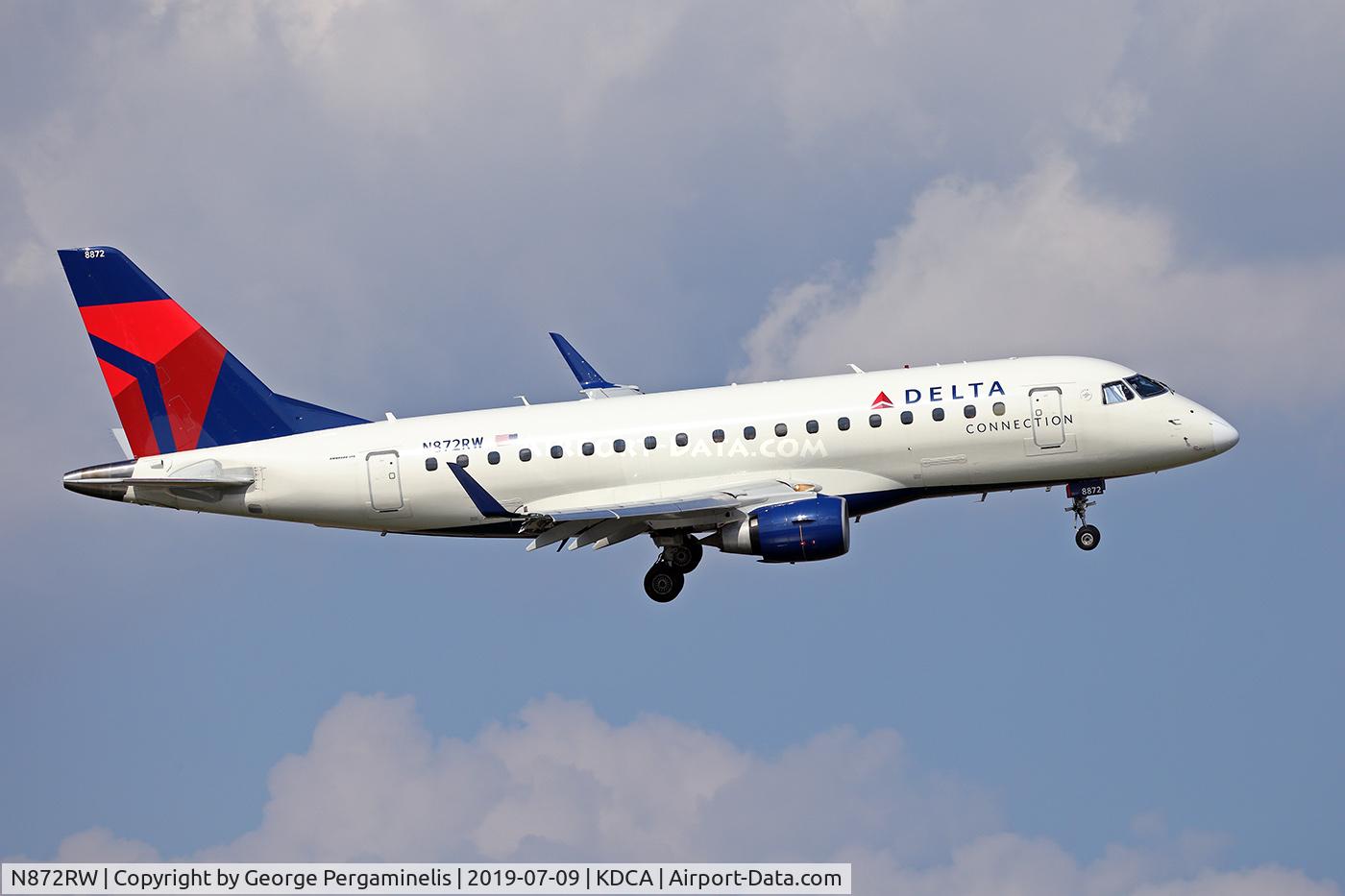 N872RW, 2006 Embraer ERJ 170-100 SE C/N 17000143, Turning final for runway 19
