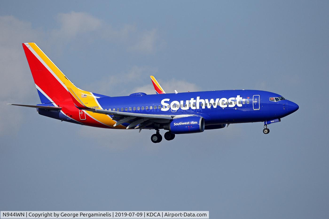 N944WN, 2010 Boeing 737-7H4 C/N 36659, Turning final for runway 19
