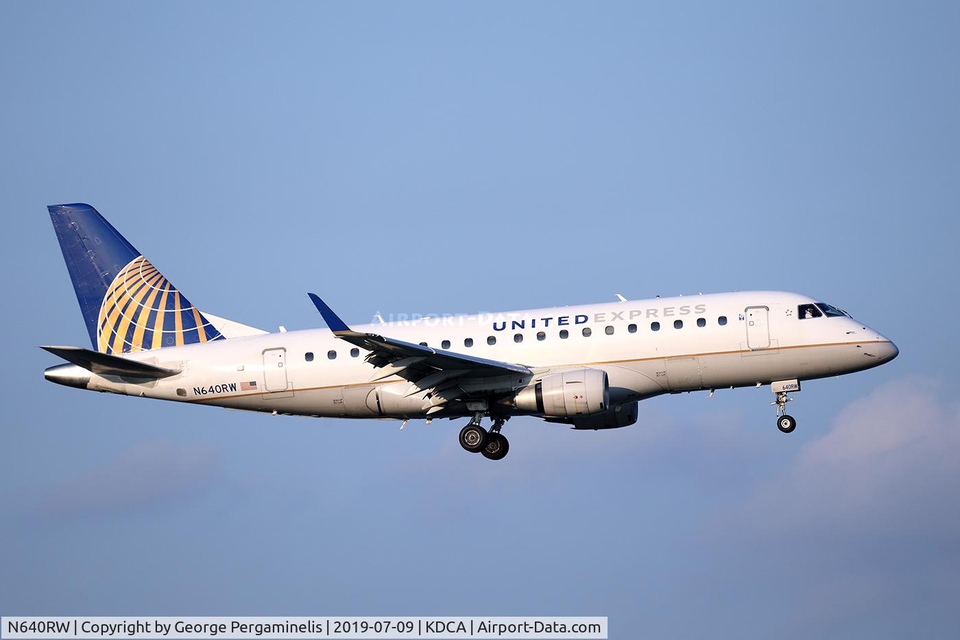 N640RW, 2004 Embraer 170SE (ERJ-170-100SE) C/N 17000058, Turning final for runway 19