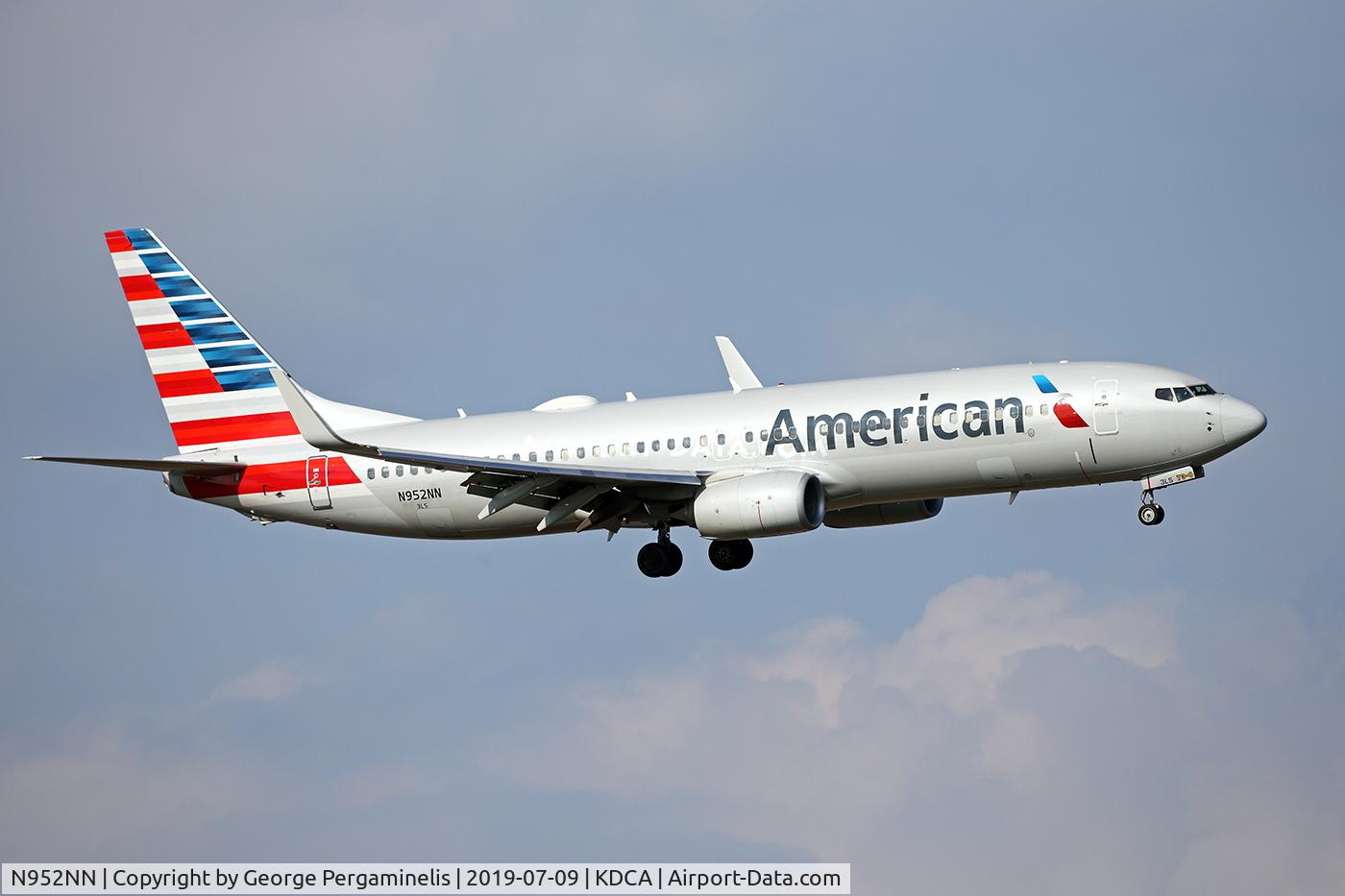 N952NN, 2014 Boeing 737-823 C/N 31196, Turning final for runway 19