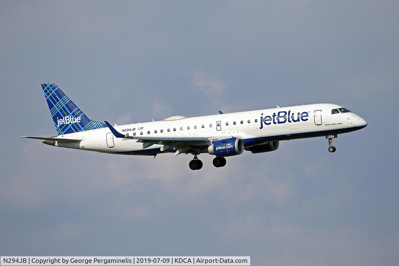 N294JB, 2008 Embraer ERJ-190-100 IGW 190AR C/N 19000185, Turning final for runway 19