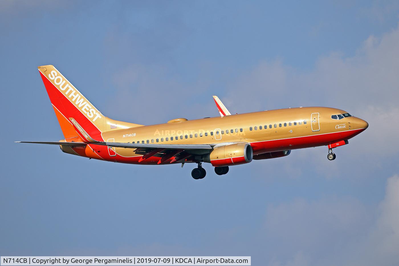 N714CB, 1998 Boeing 737-7H4 C/N 27848, Turning final for runway 19