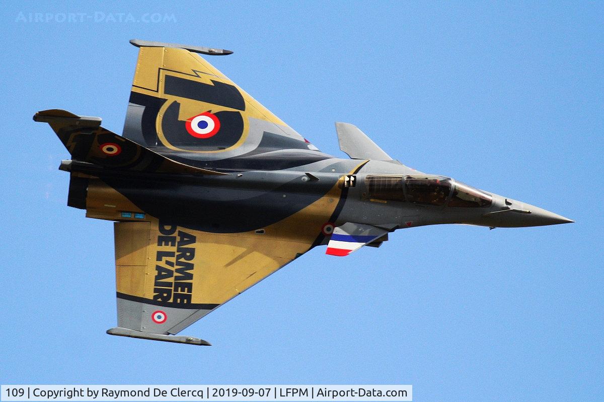 109, Dassault Rafale C C/N 109, New special paint and new code 4-IM for the Rafale solo display.
Air Legend airshow at Melun.