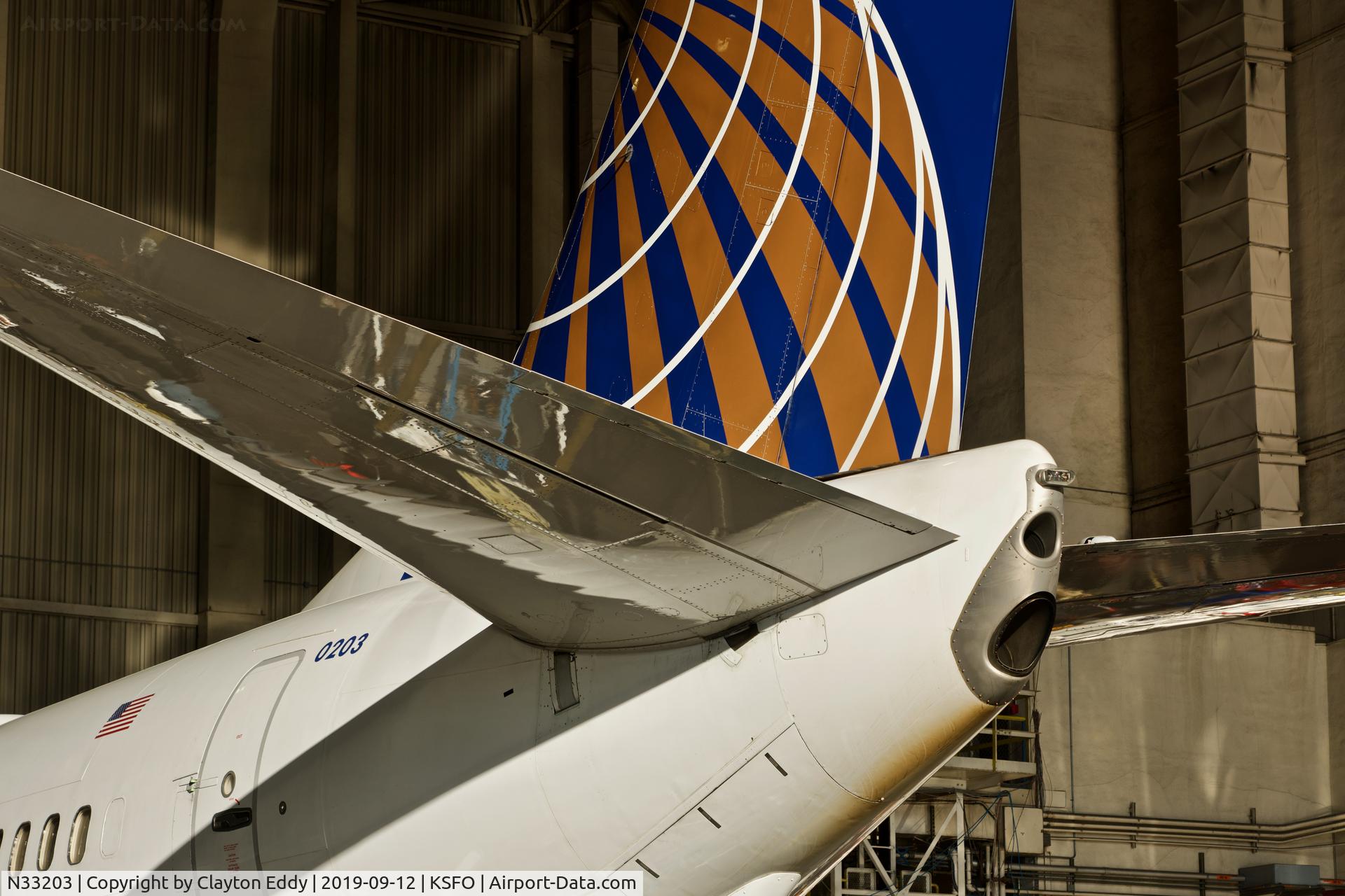 N33203, 2000 Boeing 737-824 C/N 30613, SFO 2019.