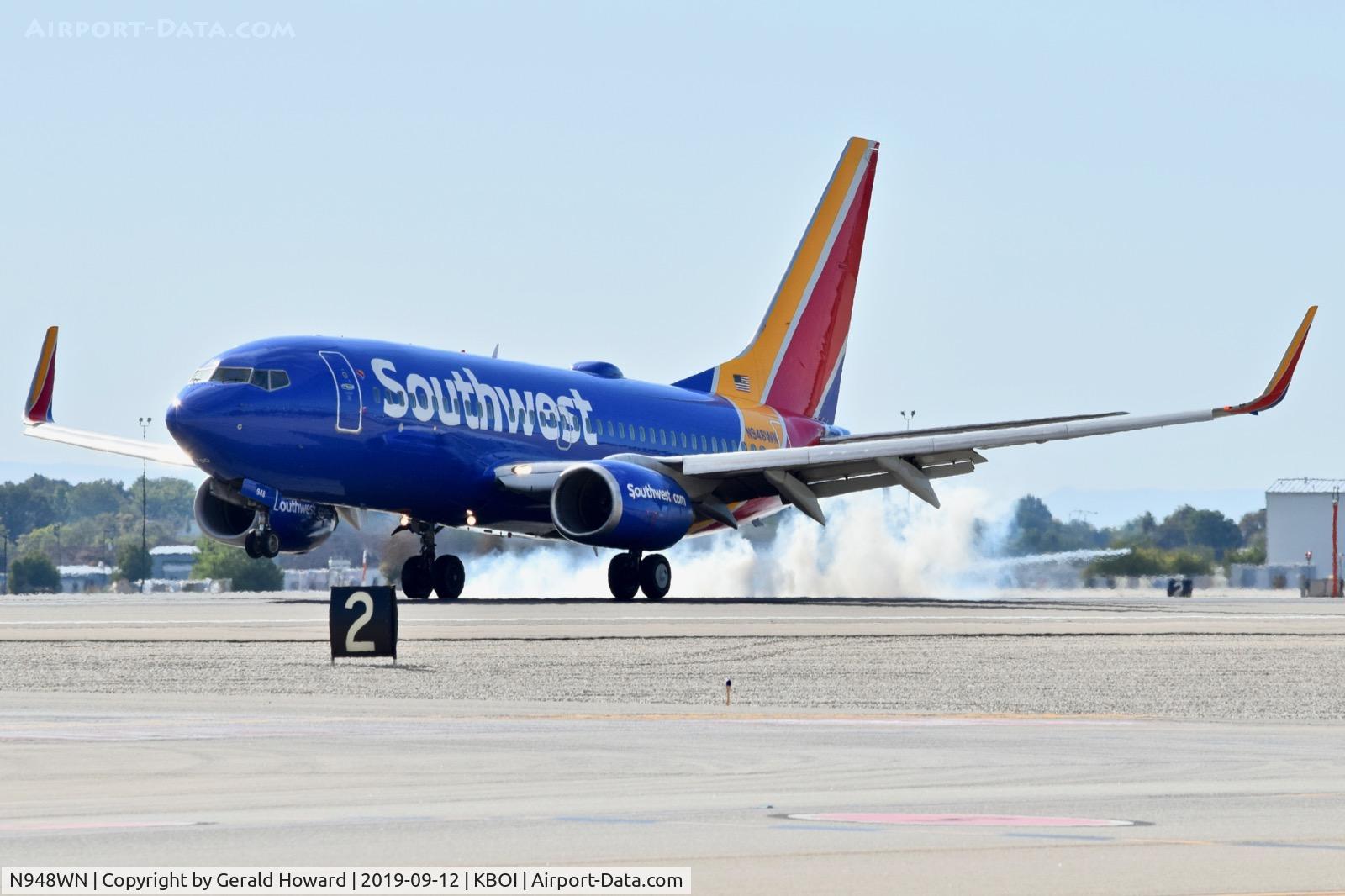 N948WN, 2010 Boeing 737-7H4 C/N 36662, Landing RWY 10L.