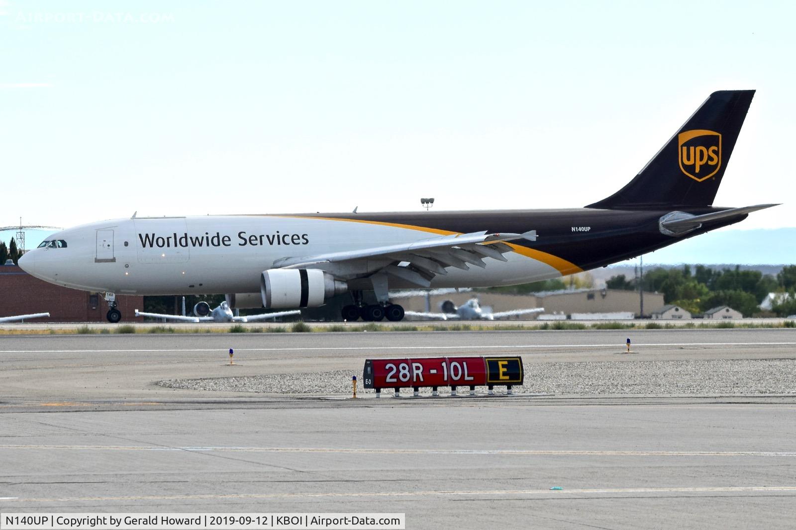 N140UP, 2002 Airbus A300F4-622R C/N 0823, Landing on the parallel RWY 10R.