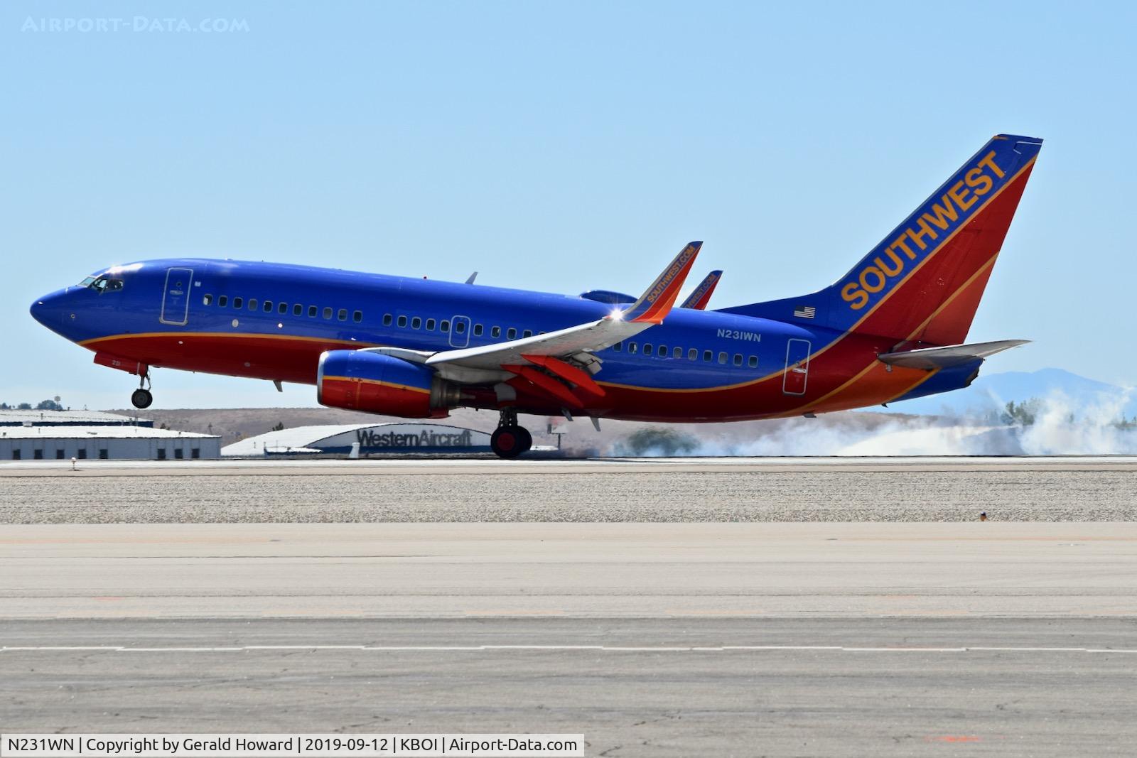 N231WN, 2006 Boeing 737-7H4 C/N 32499, Landing RWY 10L.