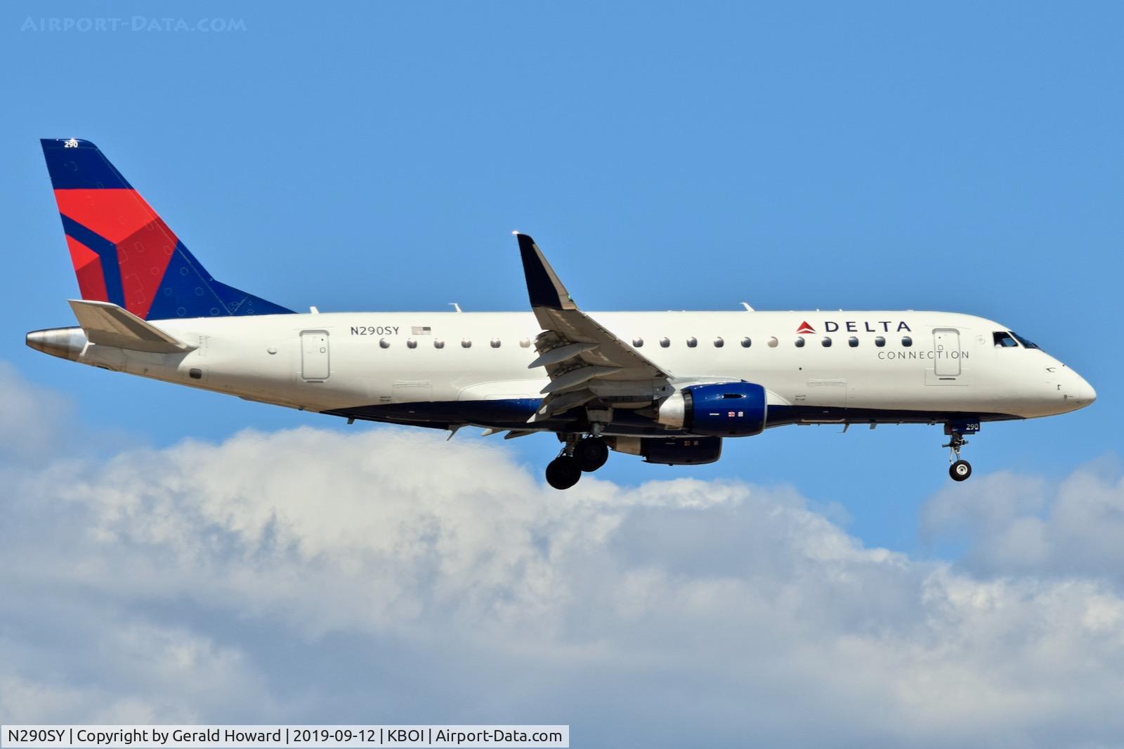 N290SY, 2018 Embraer 175LR (ERJ-170-200LR) C/N 17000758, Landing RWY 10L.