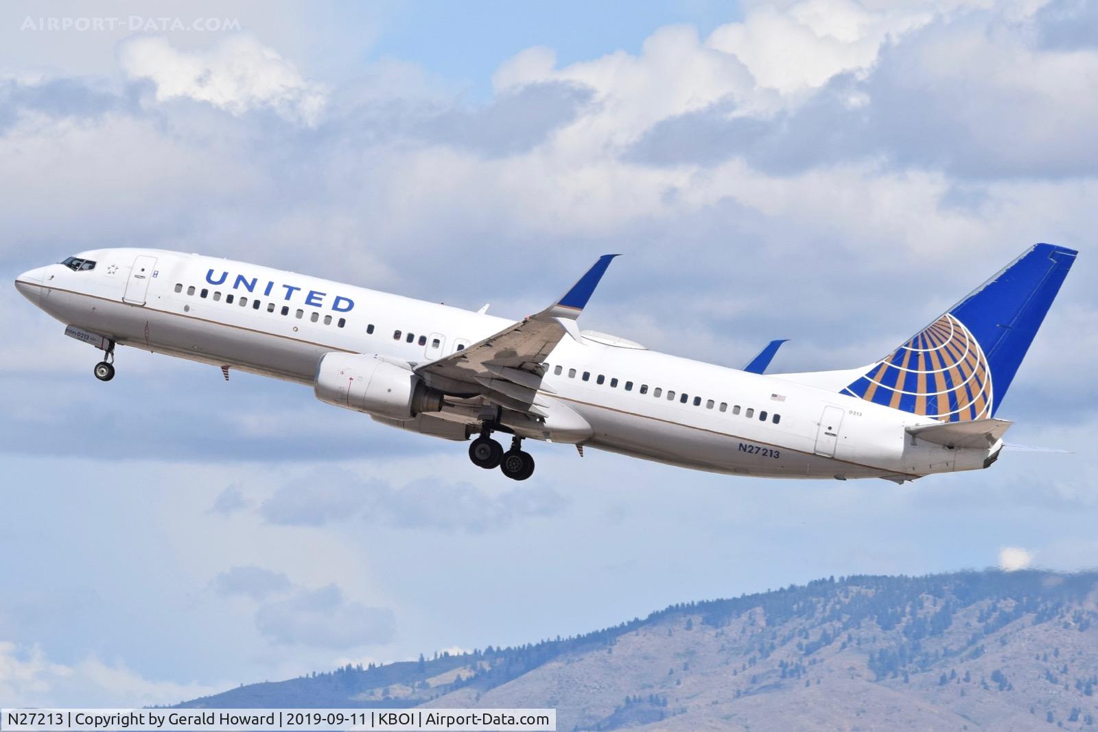 N27213, 1998 Boeing 737-824 C/N 28773, Take off from RWY 28R.