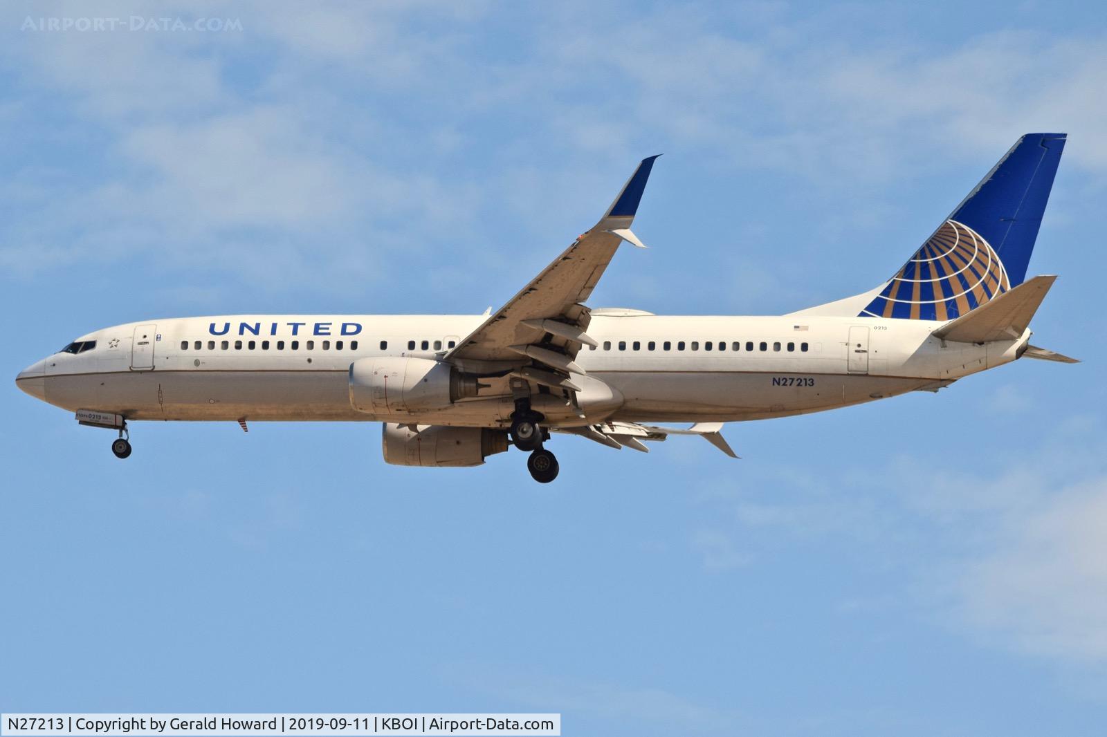 N27213, 1998 Boeing 737-824 C/N 28773, Landing RWY 28R.