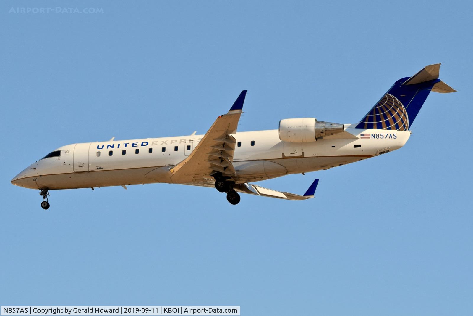 N857AS, 2000 Bombardier CRJ-200ER (CL-600-2B19) C/N 7411, Landing RWY 28R.