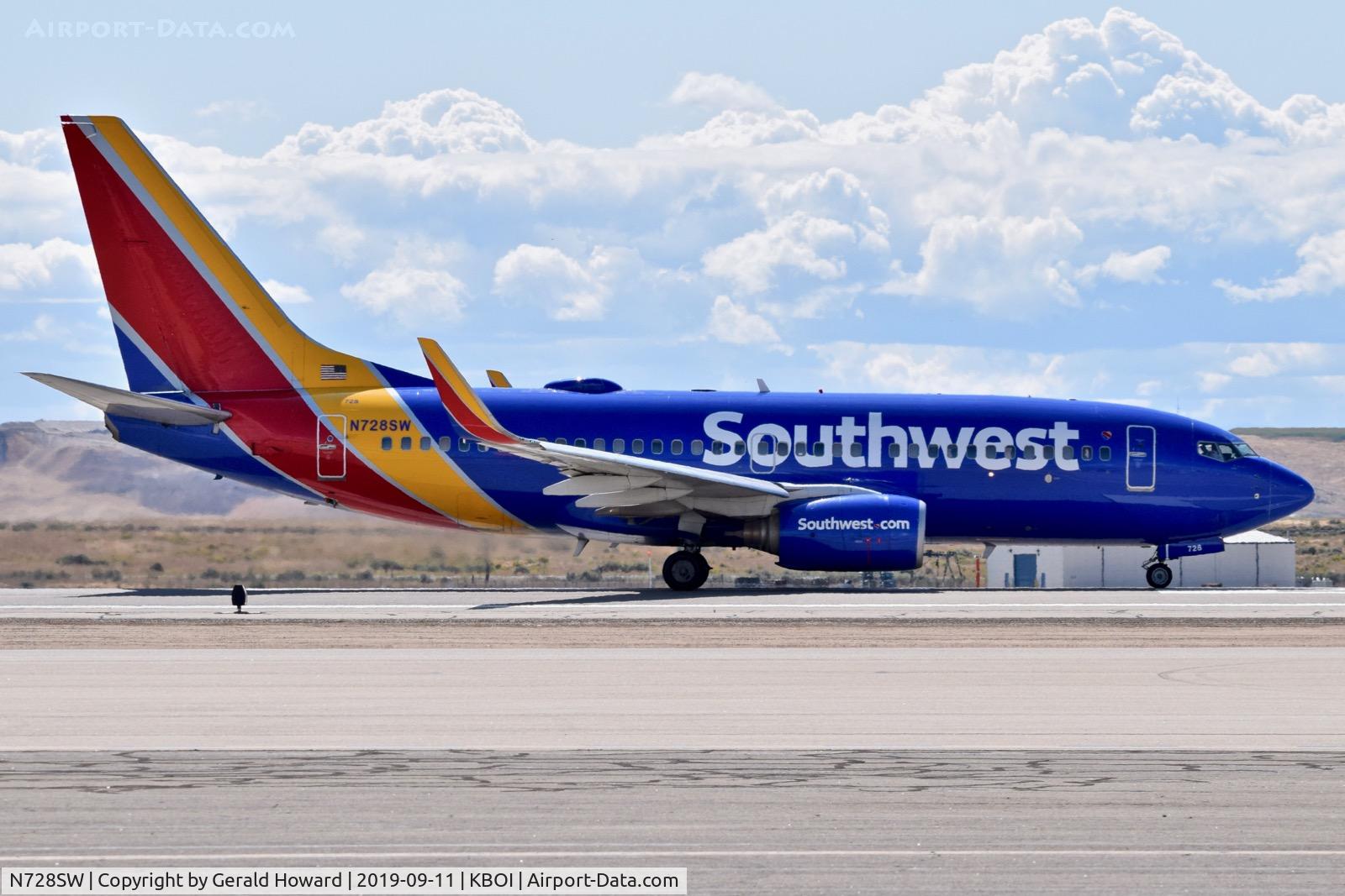 N728SW, 1999 Boeing 737-7H4 C/N 27860, Take off run on RWY 28R.