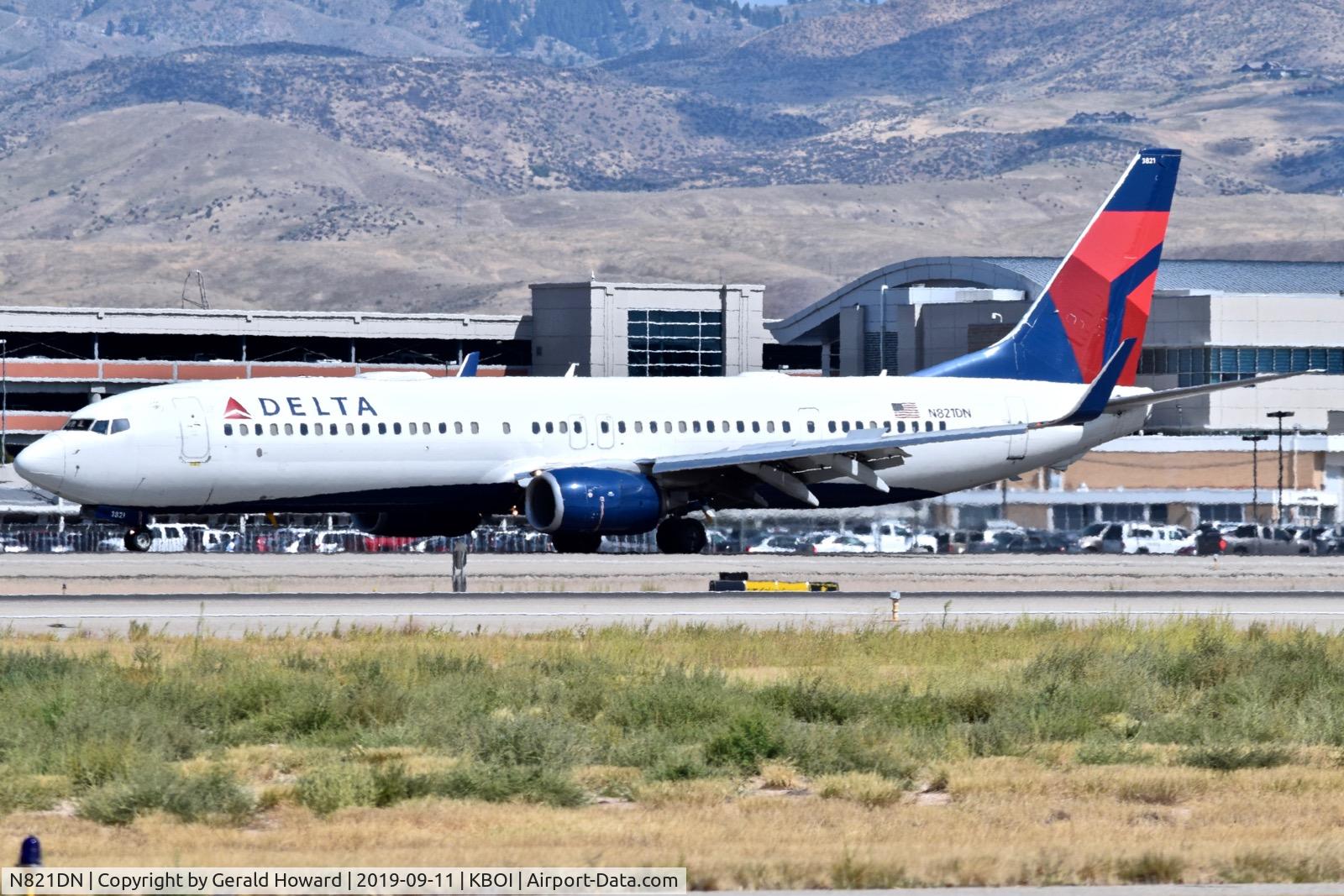 N821DN, 2014 Boeing 737-932/ER C/N 31932, Landing roll out on RWY 28R.