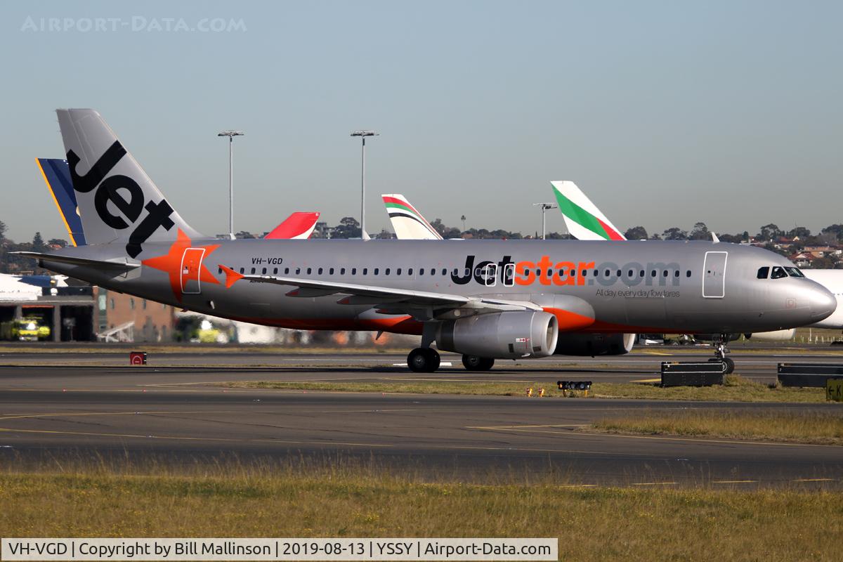 VH-VGD, 1989 Boeing 737-4YO C/N 23980, TAXI FROM 3-4L