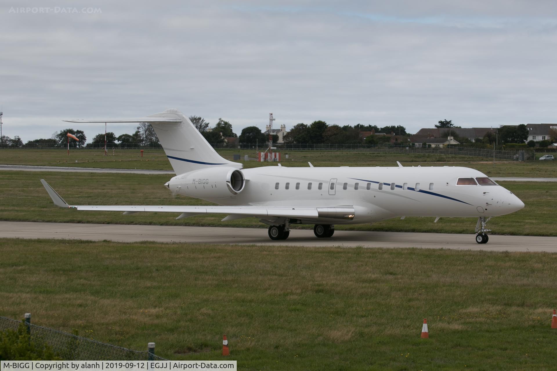 M-BIGG, 2014 Bombardier BD-700-1A11 Global 5000 C/N 9597, Taxying for a 27 departure, Jersey