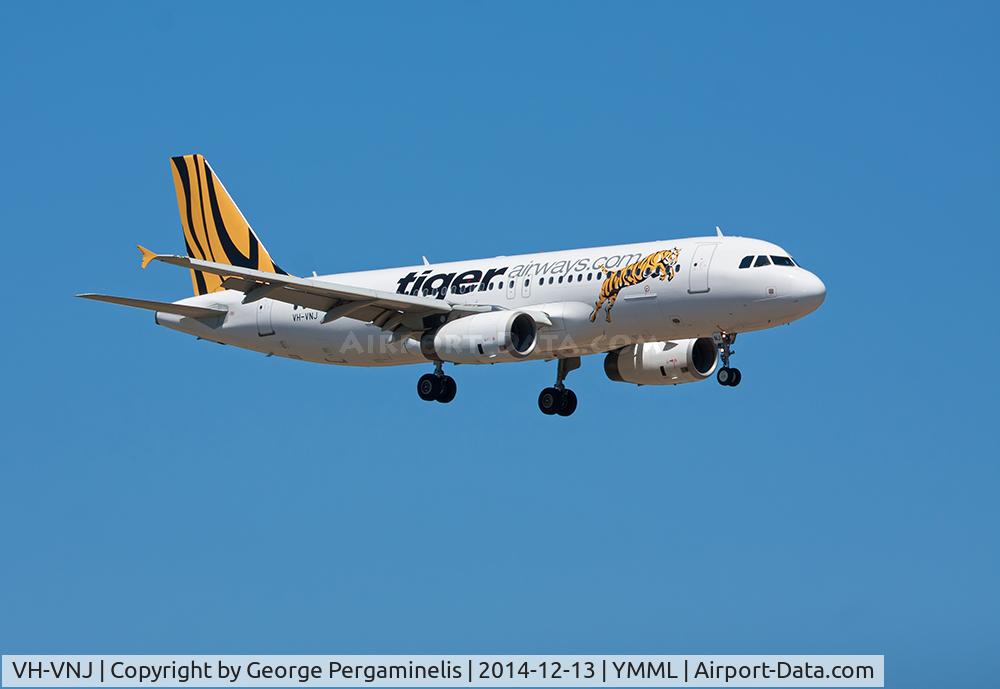 VH-VNJ, 2006 Airbus A320-232 C/N 2982, On final for runway 34.