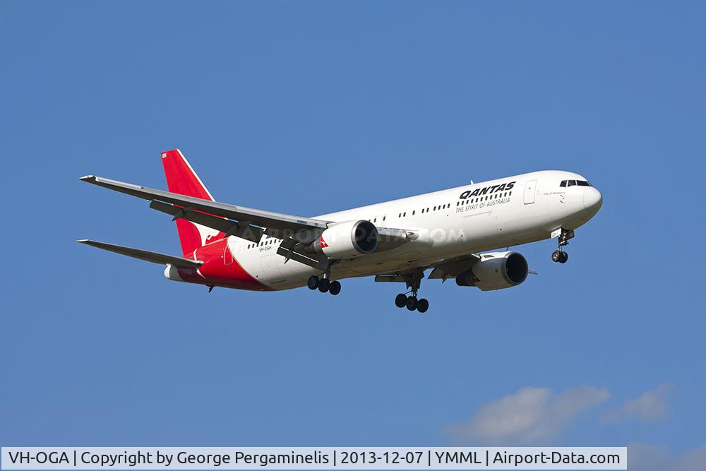 VH-OGA, 1988 Boeing 767-338 C/N 24146, On final for runway 16.