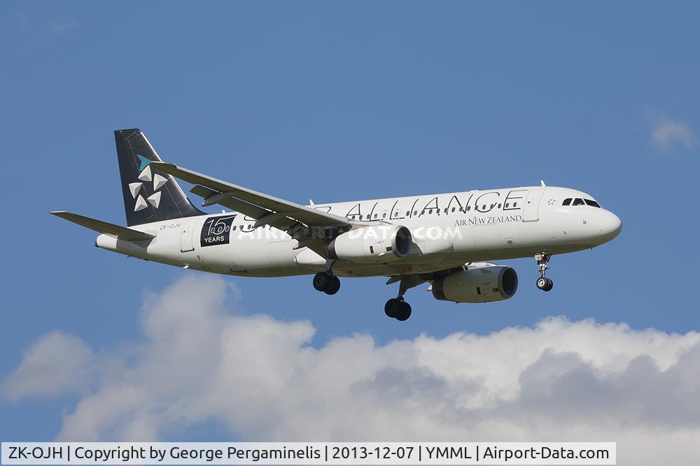 ZK-OJH, 2004 Airbus A320-232 C/N 2257, On final for runway 16.