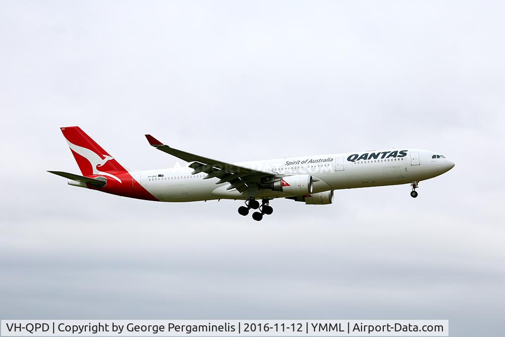 VH-QPD, 2004 Airbus A330-303 C/N 0574, On final for runway 34.