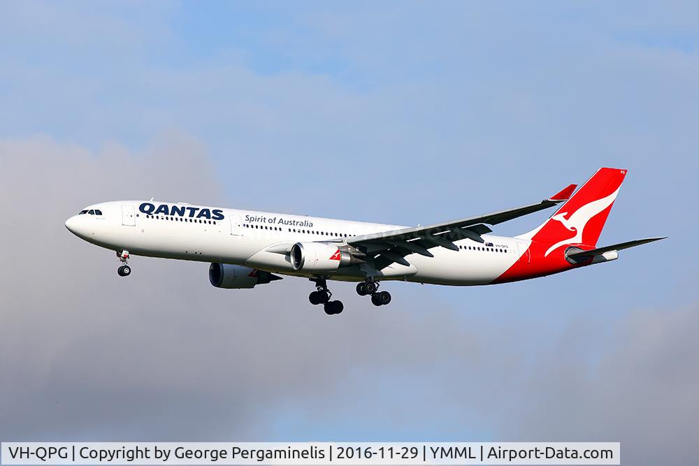 VH-QPG, 2004 Airbus A330-303 C/N 0603, On final for runway 16.