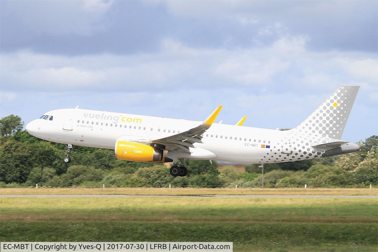 EC-MBT, 2014 Airbus A320-232 C/N 6128, Airbus A320-232, Landing rwy 25L, Brest-Bretagne airport (LFRB-BES)