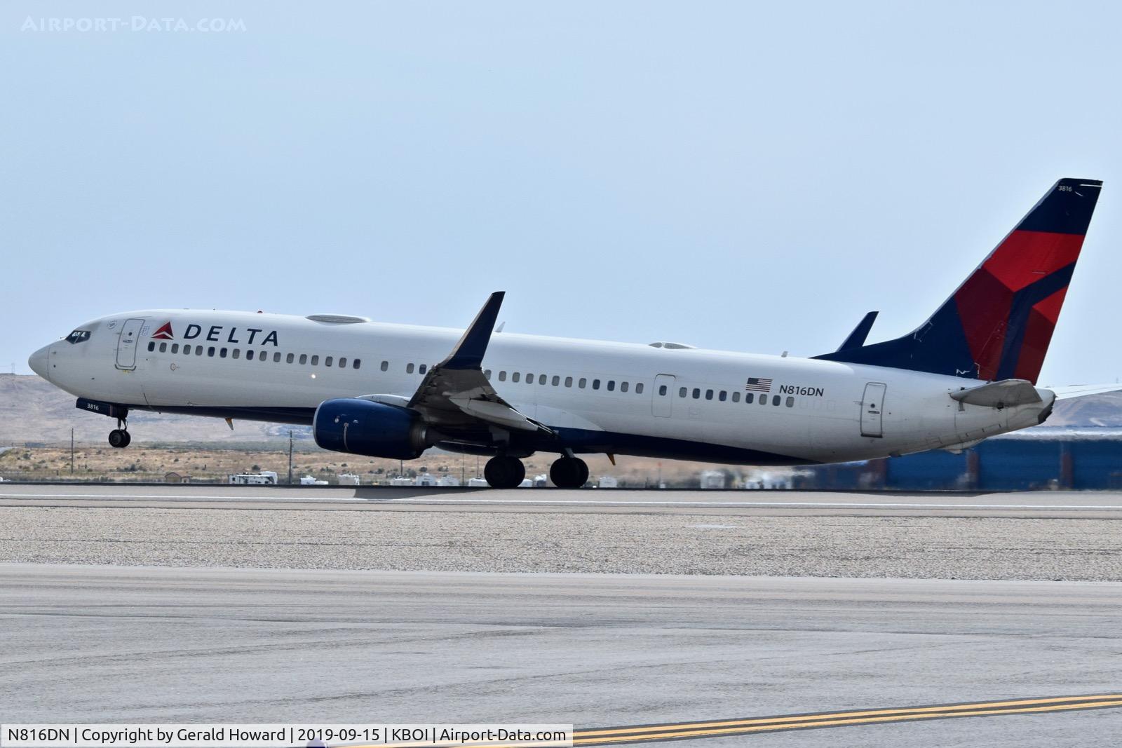 N816DN, 2014 Boeing 737-932/ER C/N 31927, Take off run.