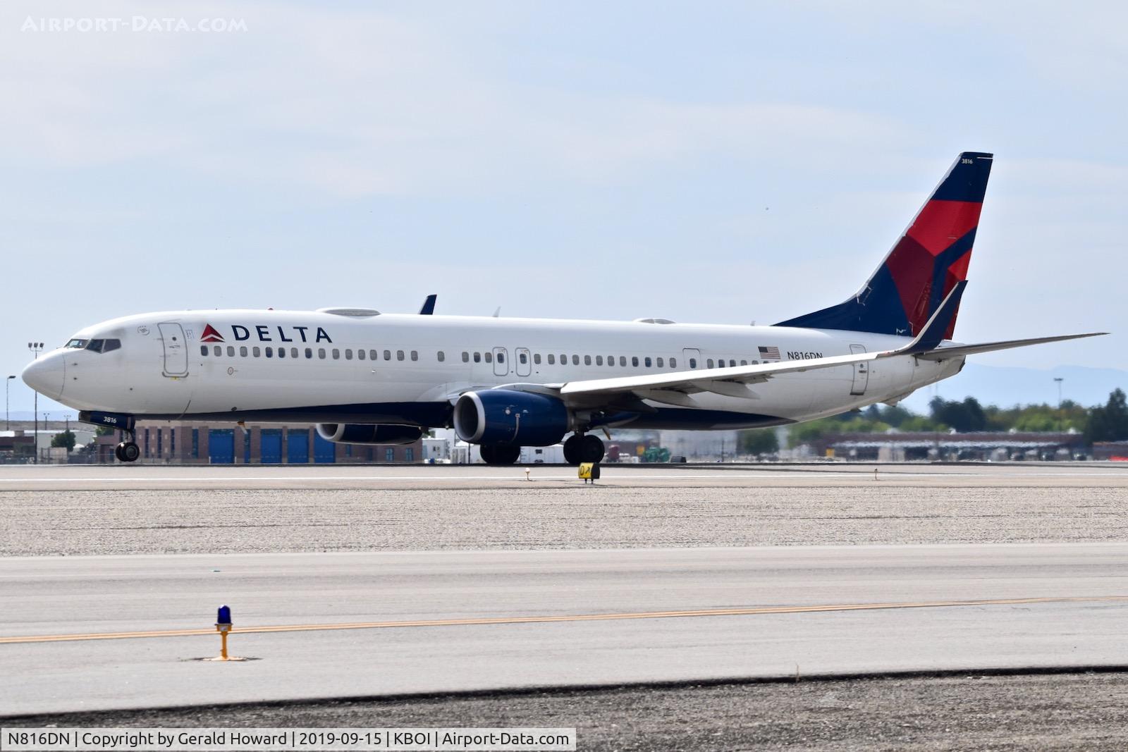 N816DN, 2014 Boeing 737-932/ER C/N 31927, Take off run.