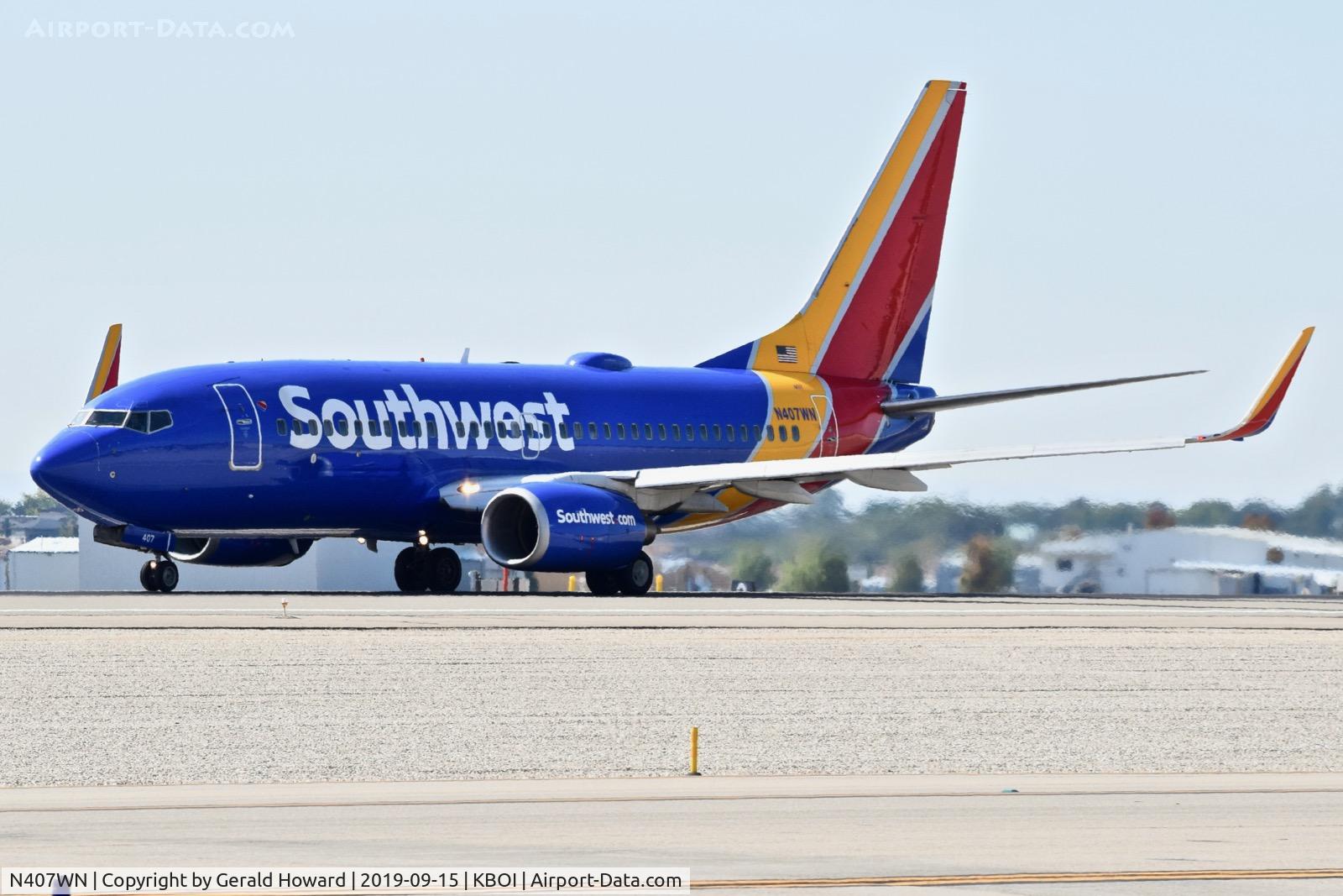 N407WN, 2001 Boeing 737-7H4 C/N 29817, Take off run on RWY 10L.