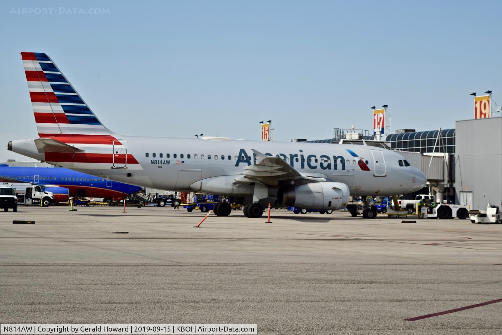 N814AW, 2000 Airbus A319-132 C/N 1281, Parked at the gate.