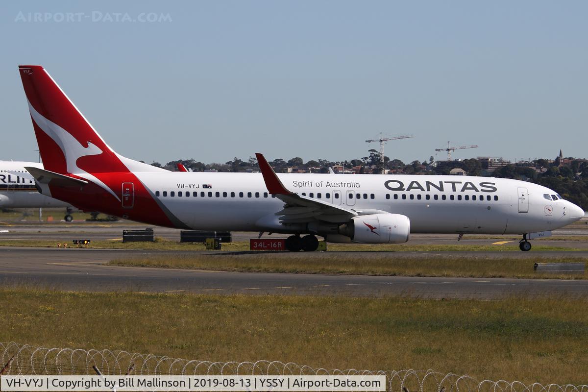 VH-VYJ, 2005 Boeing 737-838 C/N 34182, taxiing from 1-6L