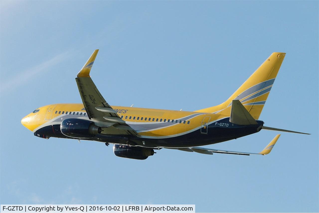 F-GZTD, 2003 Boeing 737-73V C/N 32418, Boeing 737-73V, Climbing  from rwy 25L, Brest-Bretagne Airport (LFRB-BES)