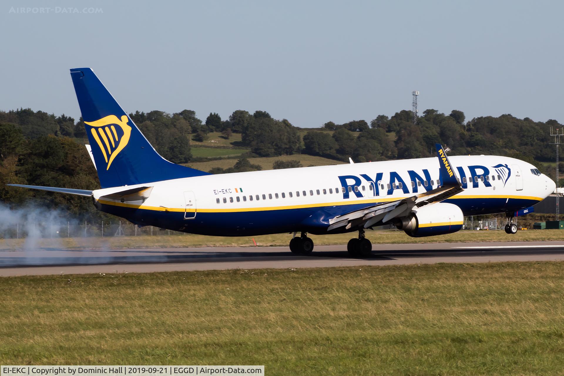EI-EKC, 2009 Boeing 737-8AS C/N 38495, Landing RWY 09