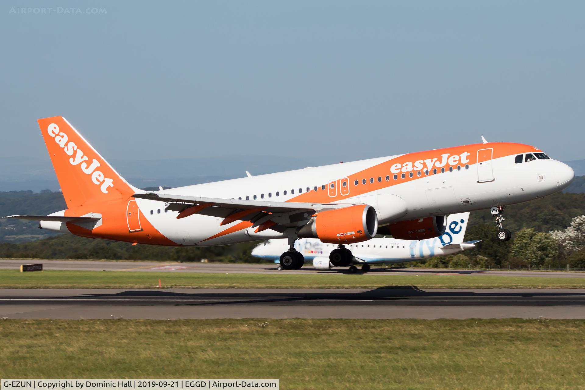 G-EZUN, 2012 Airbus A320-214 C/N 5046, Landing RWY 09