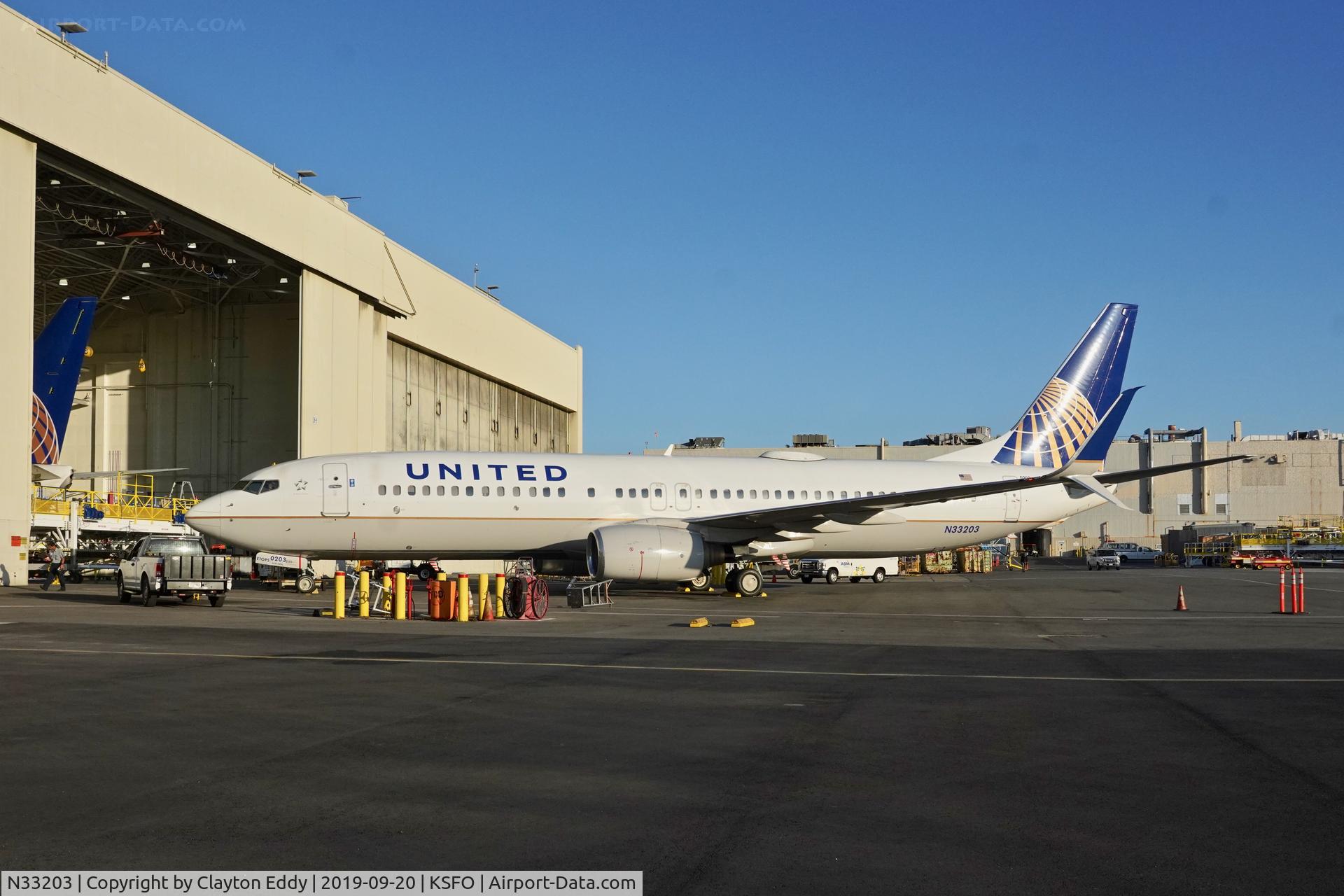 N33203, 2000 Boeing 737-824 C/N 30613, SFO 2019.