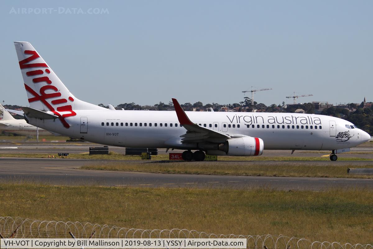 VH-VOT, 2004 Boeing 737-8FE C/N 33801, taxiing from 1-6L