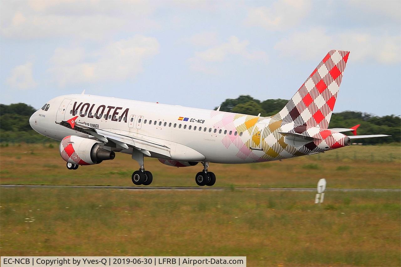 EC-NCB, 2003 Airbus A319-111 C/N 2043, Airbus A319-111, Landing  rwy 25L, Brest-Bretagne airport (LFRB-BES)