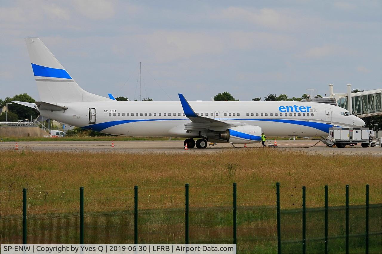 SP-ENW, 1999 Boeing 737-86J C/N 28073, Boeing 737-86J, Boarding ramp area, Brest-Bretagne airport (LFRB-BES)