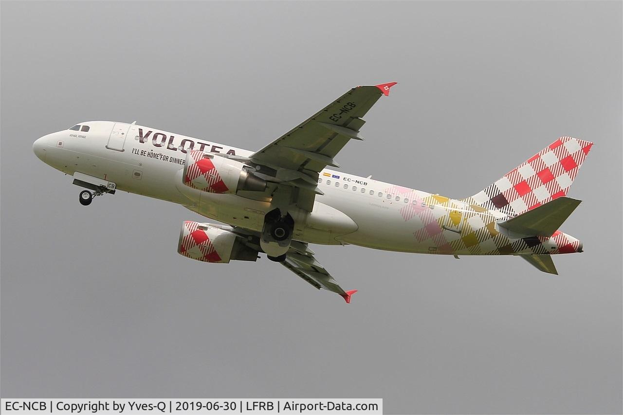 EC-NCB, 2003 Airbus A319-111 C/N 2043, Airbus A319-111, Climbing from  rwy 25L, Brest-Bretagne airport (LFRB-BES)