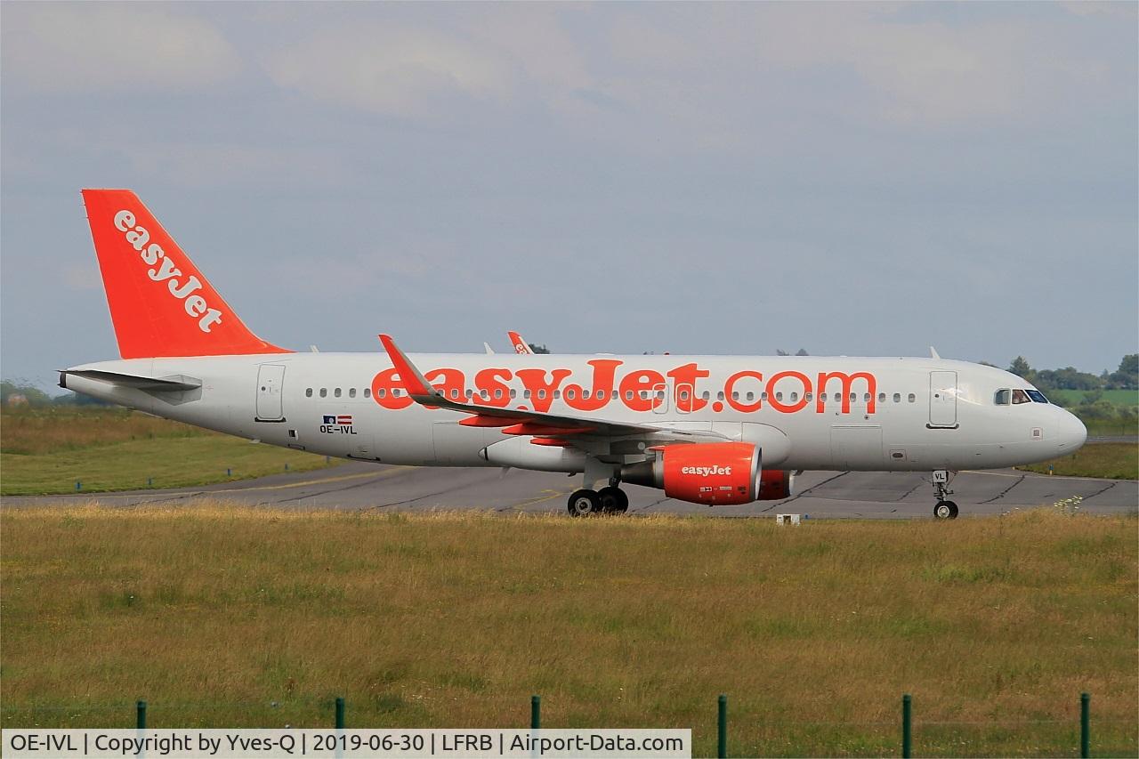 OE-IVL, 2014 Airbus A320-214 C/N 6188, Airbus A320-214, Taxiing to boarding ramp, Brest-Bretagne airport (LFRB-BES)