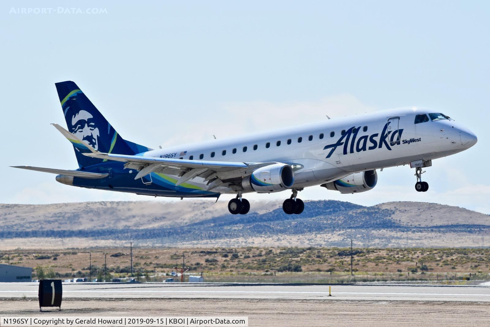N196SY, 2018 Embraer 175LR (ERJ-170-200LR) C/N 17000706, Landing RWY 28R.