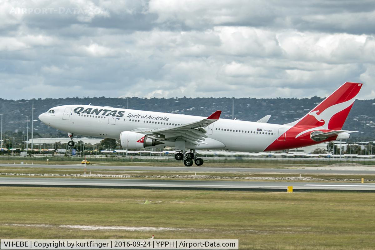 VH-EBE, 2007 Airbus A330-202 C/N 842, Airbus A330-202 Qantas VH-EBE. Final rwy 03 YPPH 240916.