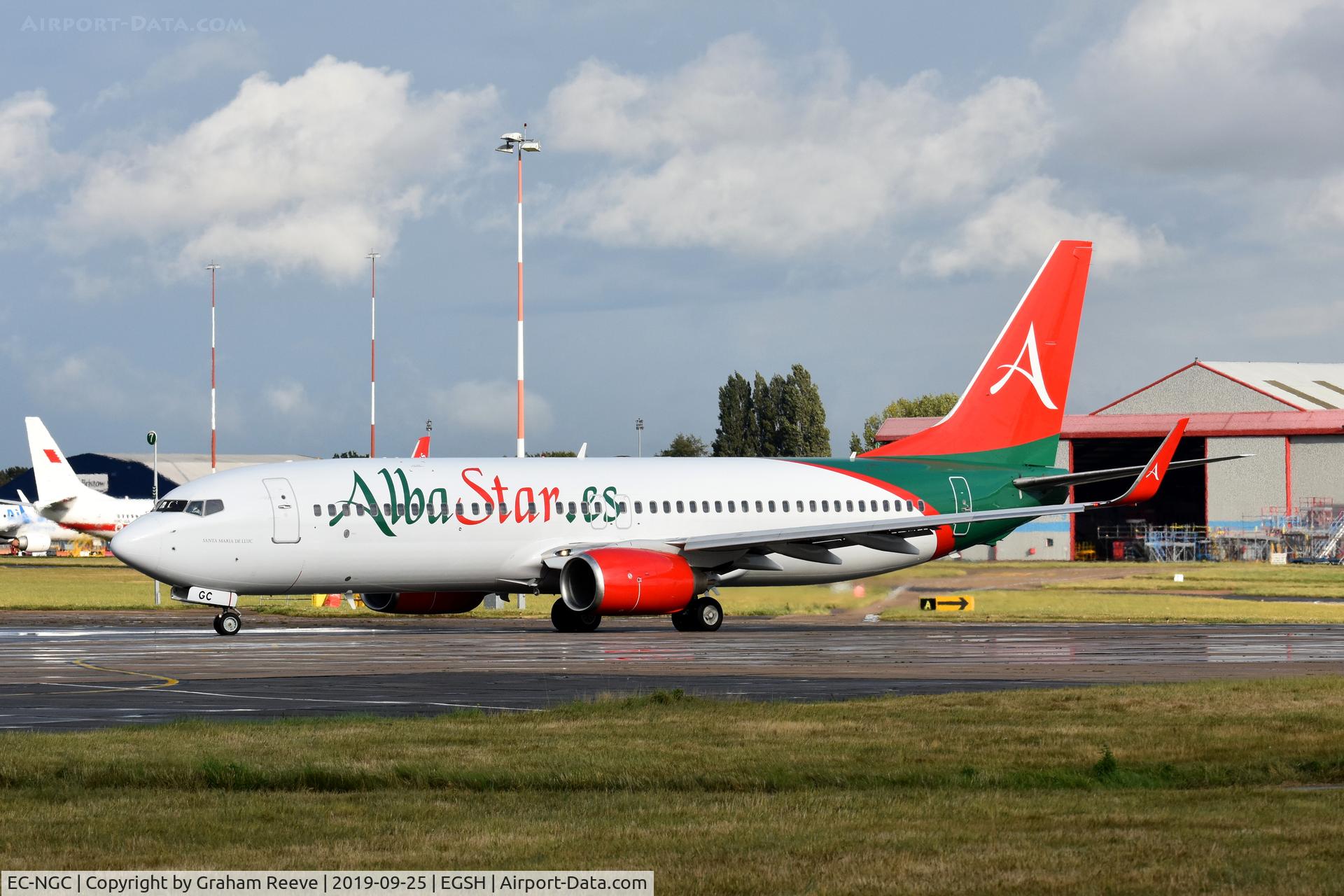 EC-NGC, 2000 Boeing 737-809 C/N 28236, Departing from Norwich.